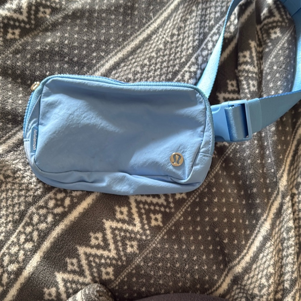 Lululemon belt bag aero blue 1l
